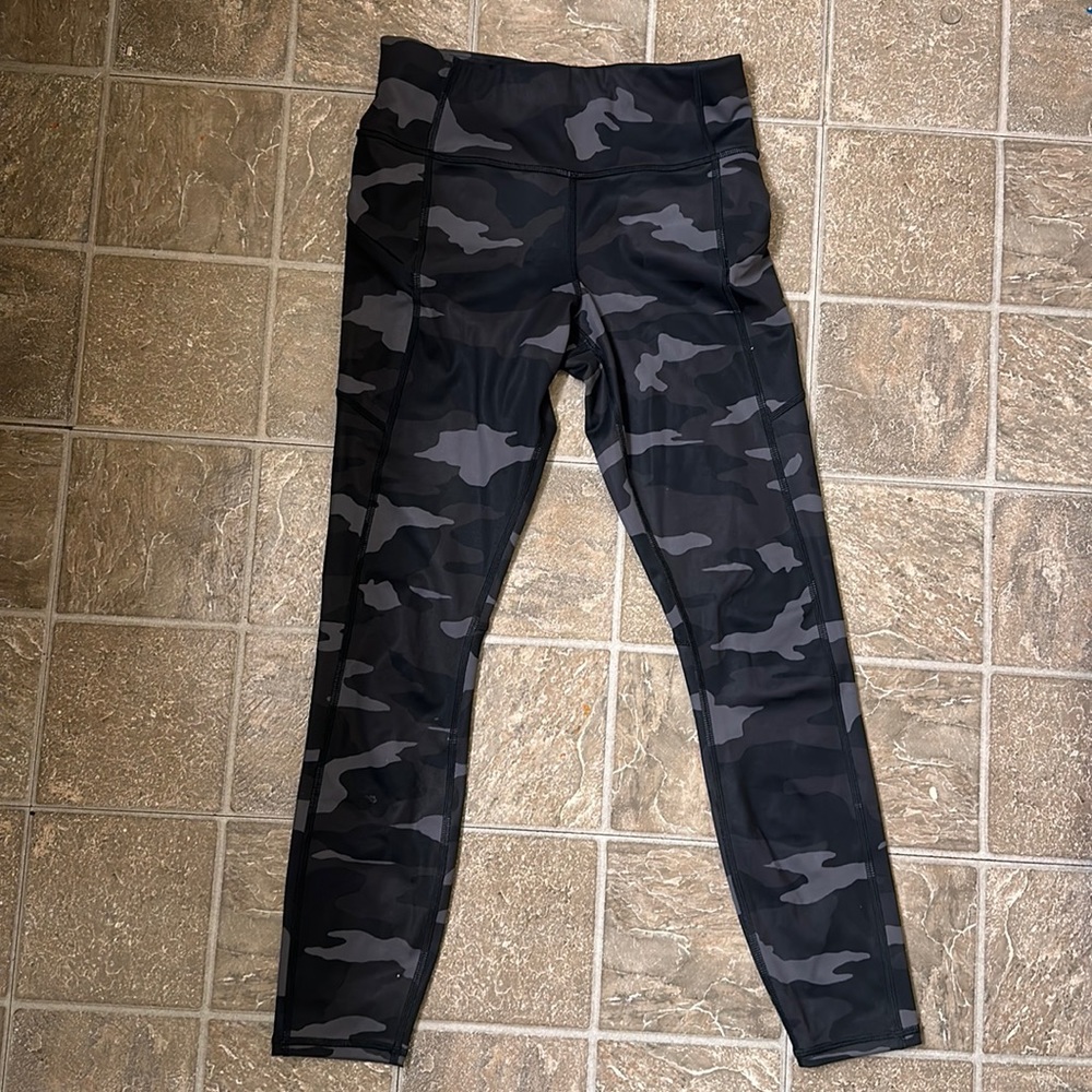 Athleta Leggings Camo 7/8 Black Zip Pockets Mid Rise